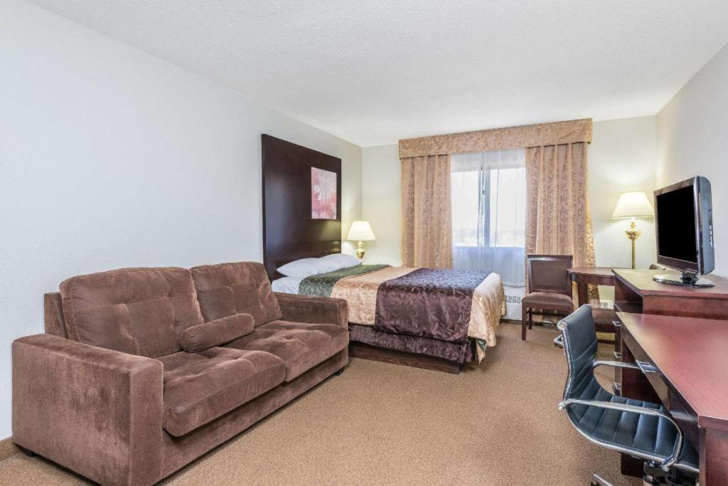 Super 8 By Wyndham Innisfail Ngoại thất bức ảnh