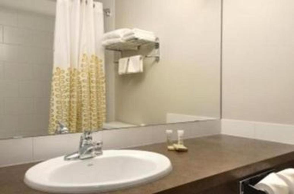 Super 8 By Wyndham Innisfail Ngoại thất bức ảnh